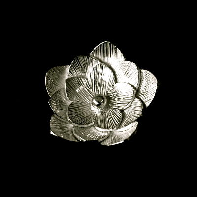 Close view of silver petals show the types of ring styles at Ruby Jewellery Hoi An