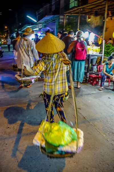 night-market-hoi-an-woman-on-the-move_opt