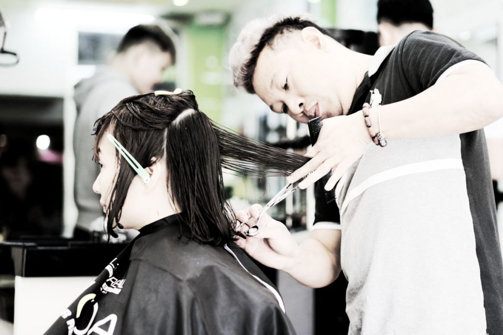 Hoi An hairdresser Tuan cutting hair