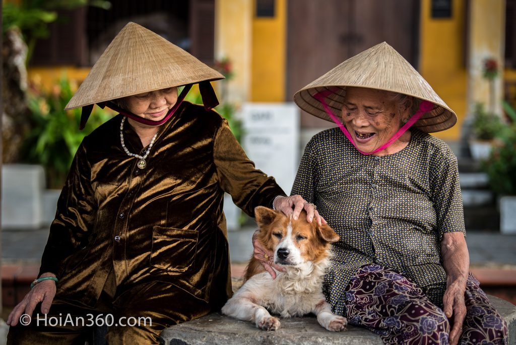 Hoi An old Town, street life hoi an, non hats hoi an vietnam
