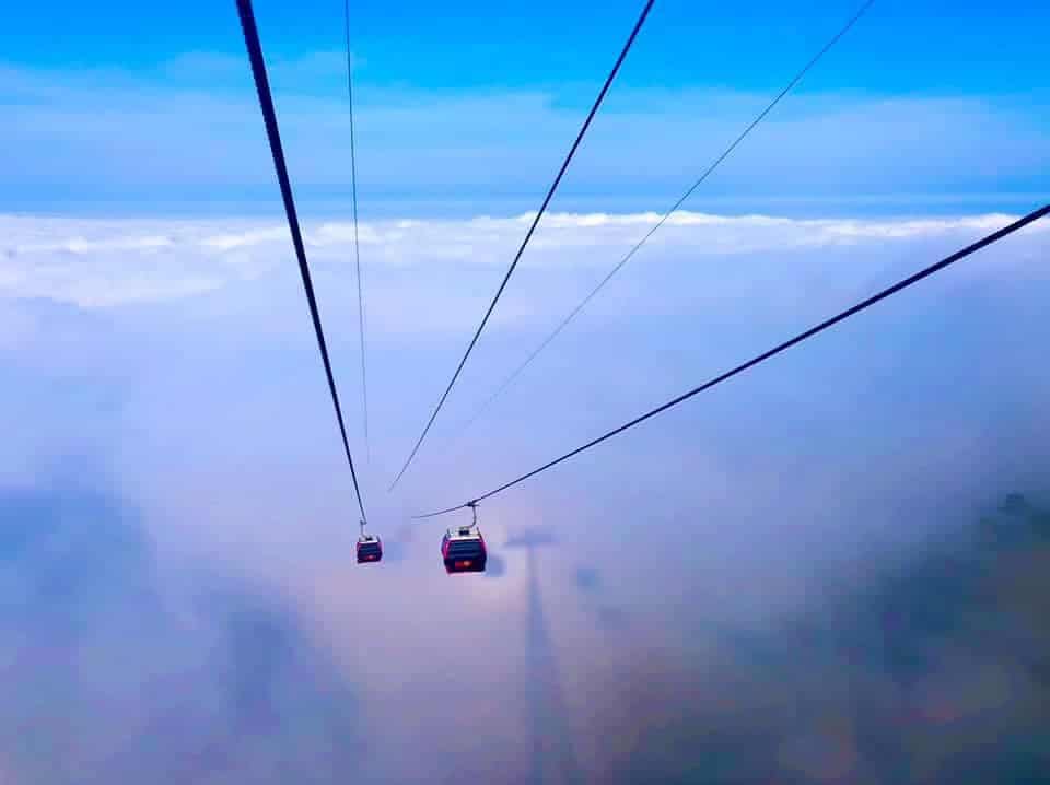 Ba Na Hills. cable cars coming through the clouds (Tán Thị Thu Nguyệt)
