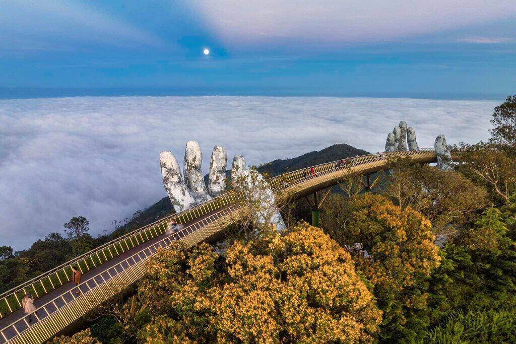 The Golden Bridge, Ba Na Hills. Magical when it sits above the clouds (Tán Thị Thu Nguyệt)