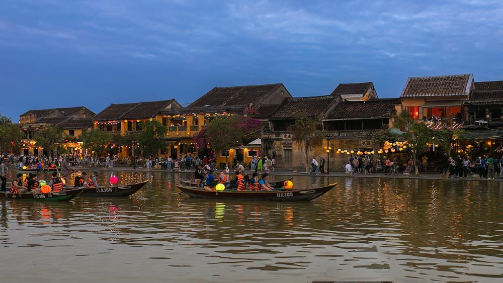 Boat rides at night on the Hoai River in Hoi An